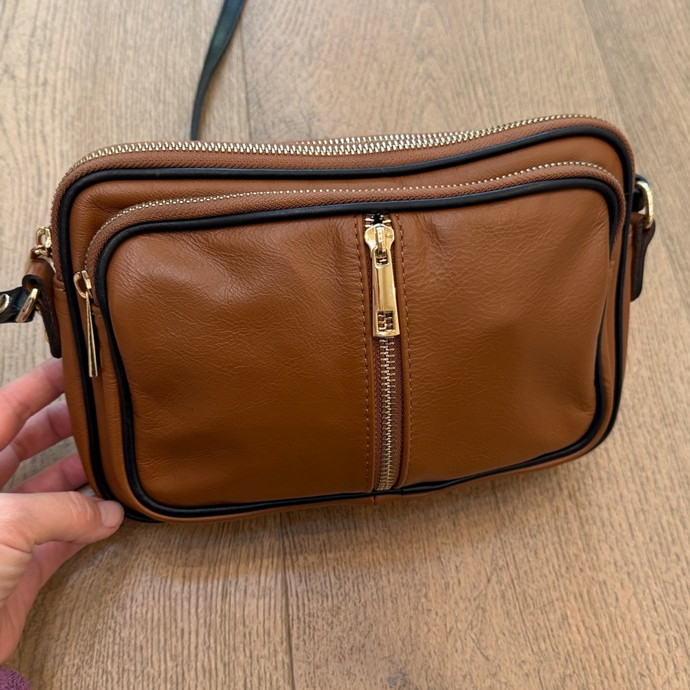 🌱 Isadora Made in Italy Leather Two-Toned Crossbody. Near Perfect Condition!